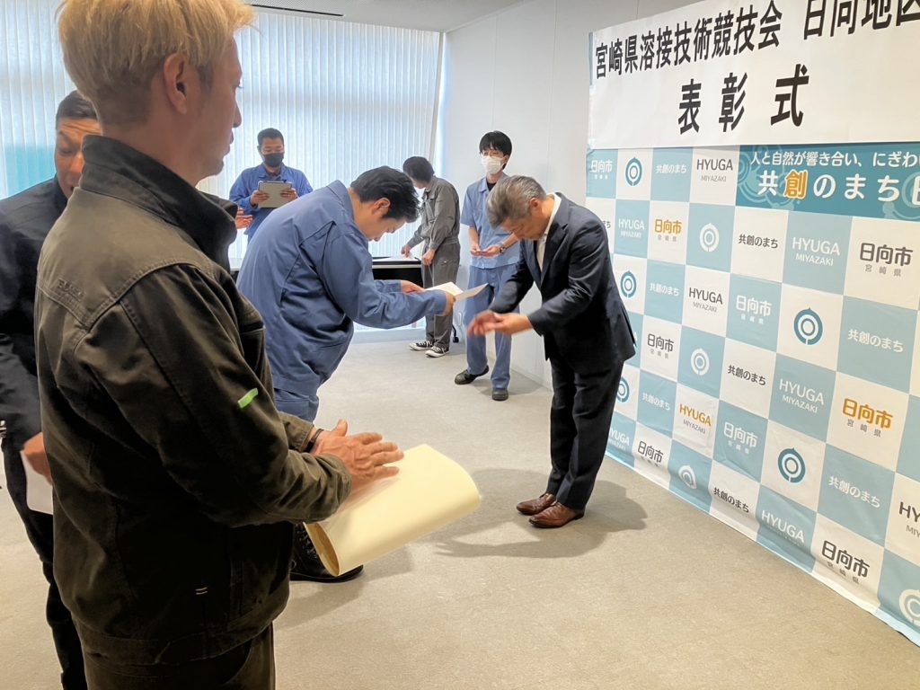 表彰される谷川社員